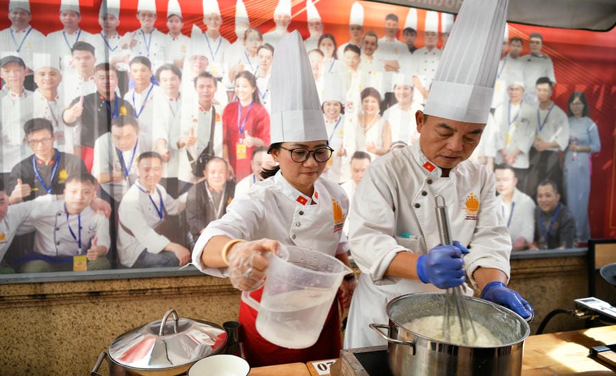 Chuyên gia ẩm thực Dương Văn Hùng đang hướng dẫn nghệ nhân Nghiêm Thanh Huyền làm bánh đúc, theo anh không gì lãi bằng làm bánh đúc, chỉ một ít bột và nhiều nước là có cả một nồi to tướng.