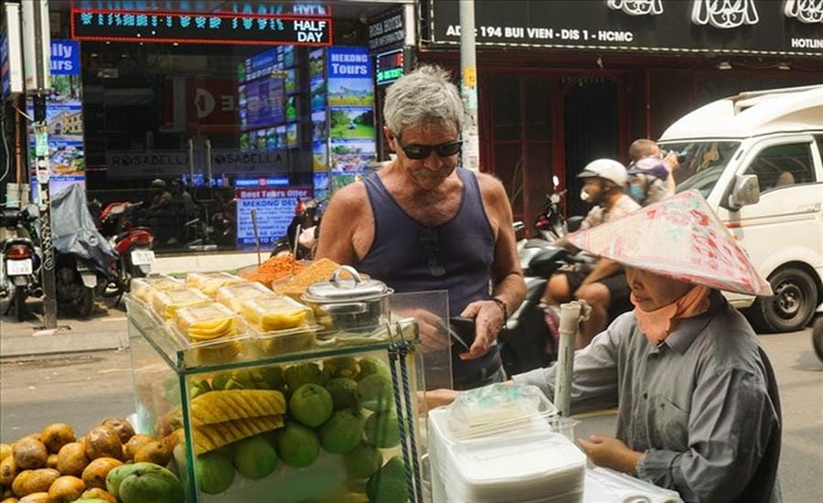 La cuisine de Saigon attire toujours les touristes étrangers. Photo: Anh Tú