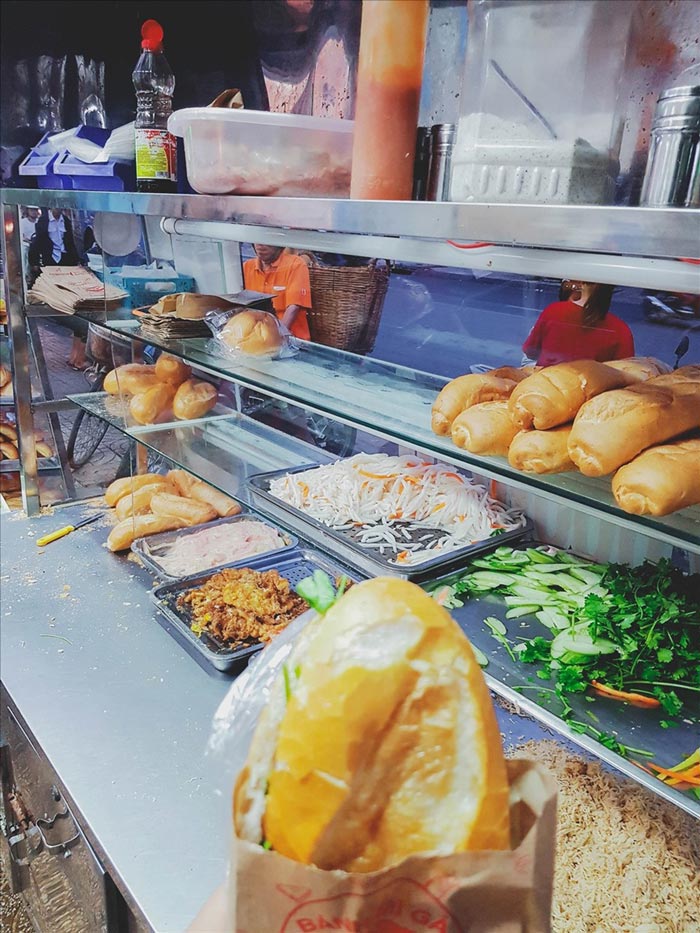 Bánh mì là một trong những món ăn đường phố nổi bật ở TPHCM. Ảnh: Anh Tú
