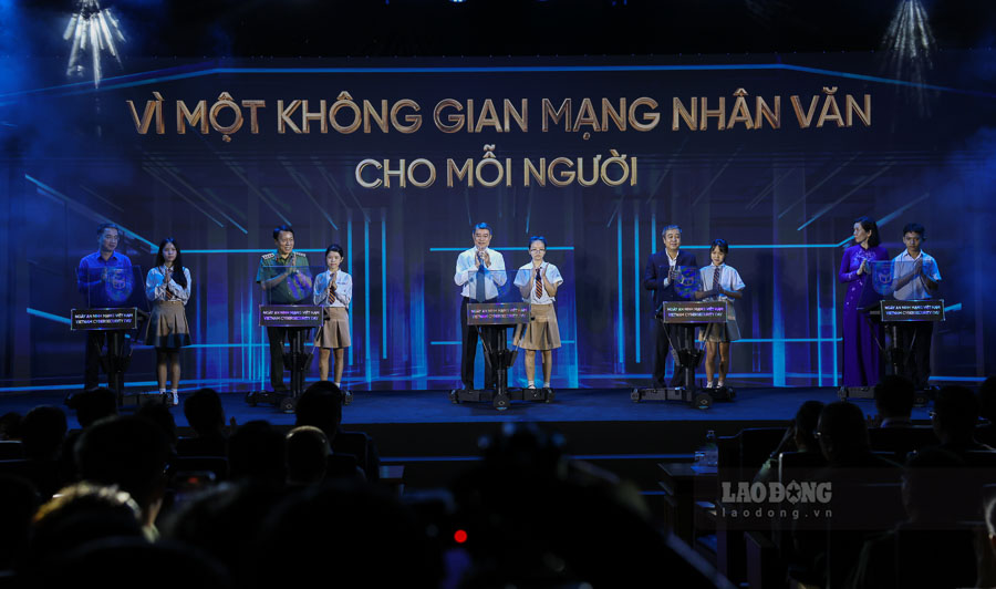 Thủ tướng Chính phủ Lê Minh Hưng và các đại biểu thực hiện nghi thức hưởng ứng Ngày An ninh mạng Việt Nam. Ảnh: Hải Nguyễn