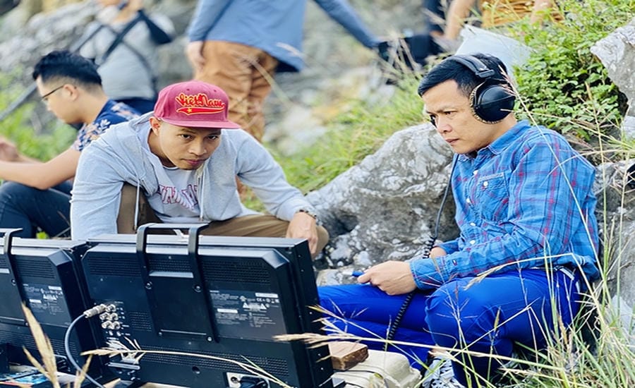 Director - Meritorious Artist Mai Hien (far right) at the filming set. Photo: Character provided