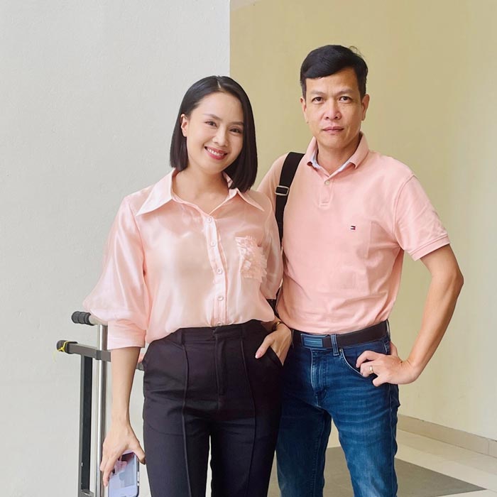 Đạo diễn - NSƯT Mai Hiền và diễn viên Hồng Diễm tại hậu trường phim. Ảnh: VFC