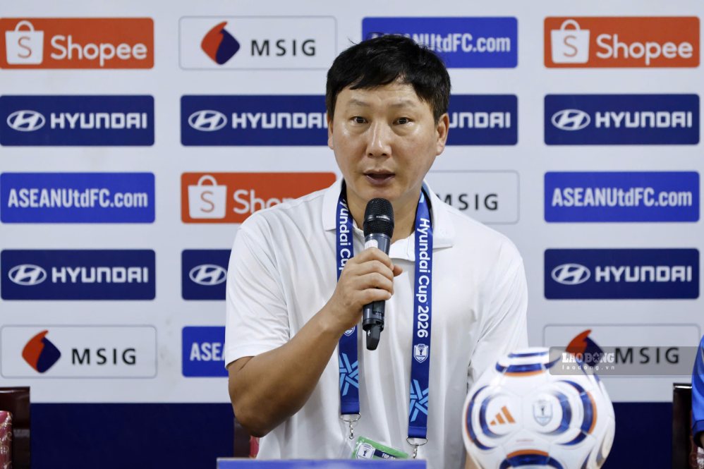 L'entraîneur Kim Sang-sik tiendra une conférence de presse avant le match Vietnam vs Cambodge. Photo: Minh Dân