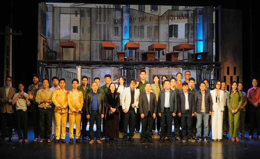 May 10 leaders and artists perform the play "Nam Dong Military Region". Photo: Company Trade Union provided