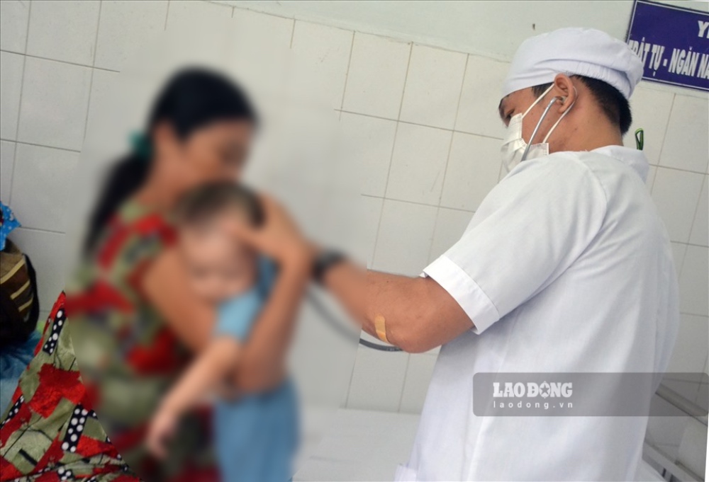 Le centre médical de Thoại Sơn (province d'An Giang) a pris une décision sur la modification du traitement des entrepreneurs qui violent les résultats de la sélection des entrepreneurs pour le lot d'appel d'offres pour l'achat de vaccins de vaccination de service en 2026. Sur la photo: Un médecin au centre médical de Thoại Sơn examine des patients. Photo: Lục Tùng.