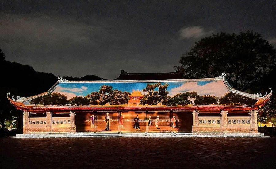Công nghệ 3D Mapping trong show “Tinh hoa đạo học” tại tour đêm Văn Miếu - Quốc Tử Giám thu hút đông đảo du khách trẻ. Ảnh: Thanh Trúc
