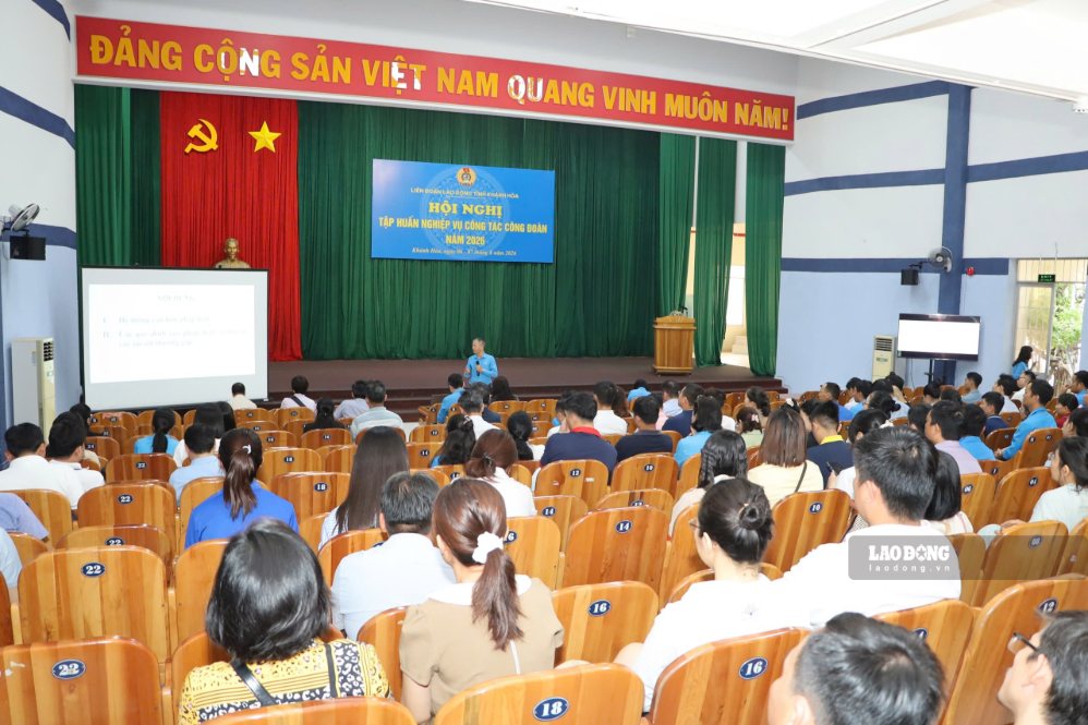 Khanh Hoa trade union officials are equipped with knowledge and skills to organize dialogues, propaganda, and mobilize union members. Photo: Phuong Linh