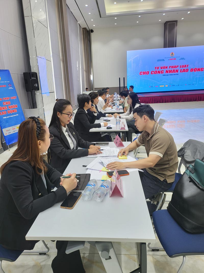 Lawyers provide free advice to workers in the program "Giving Health and Legal Advice to Workers" on June 21 in Ho Chi Minh City. Photo: Minh Bang