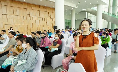Người lao động tham gia đặt câu hỏi pháp lý tại chương trình “Trao sức khỏe và Tư vấn pháp luật cho công nhân” ngày 21.6 tại TPHCM. Ảnh: Thanh Vũ