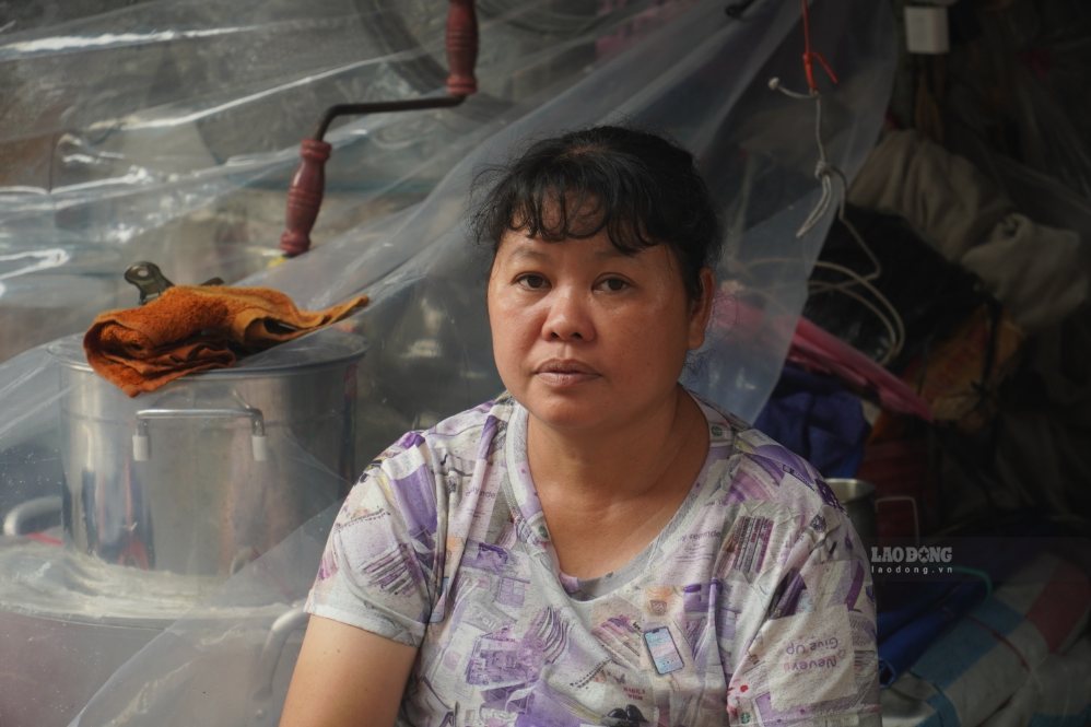 Chị Ngân bần thần vì 2 ki-ốt chứa hàng hóa của chị đều bị cháy rụi. Ảnh: HAC