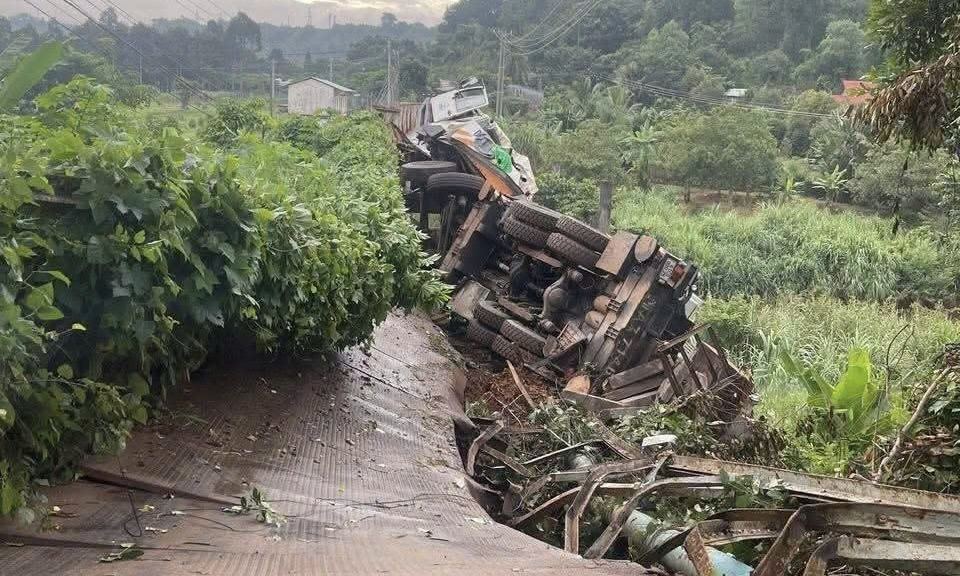 クレーン車がダックルン橋に突っ込み、川に転落。写真:読者提供
