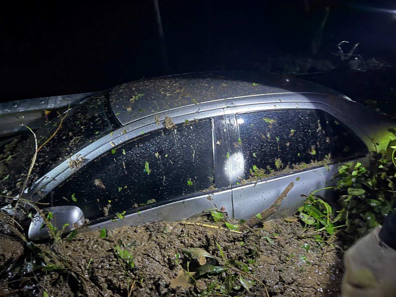 国道6号線で夜間に3台の自動車が埋没 8. 写真:ムオイノイコミューン