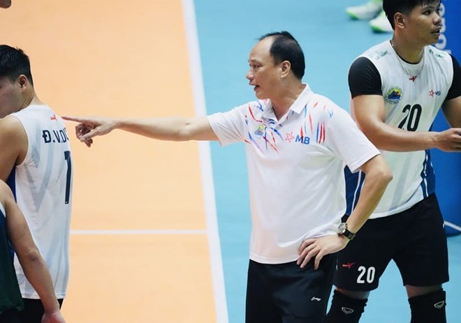 Coach Tran Dinh Tien begins training in Dong Anh (Hanoi) with the Vietnam Army Men's Volleyball Team. Photo: VFV