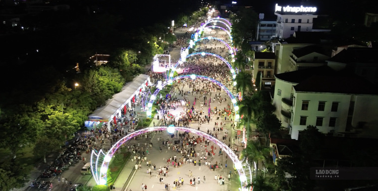 Lạng Sơn interdit la rue Hùng Vương le samedi soir pour le fonctionnement de la rue piétonne. Photo: Khánh Linh