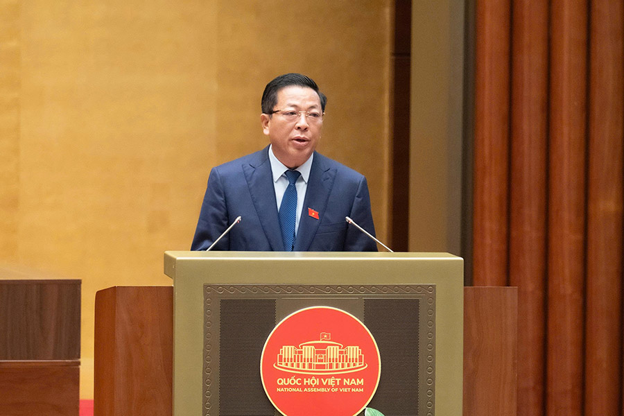 Le membre du Comité central du Parti, ministre de la Construction Trần Hồng Minh présente le rapport sur l'ajustement de la politique d'investissement du projet d'investissement dans la construction de la ligne ferroviaire Lào Cai - Hanoï - Hải Phòng. Photo: Media. quochoi. vn