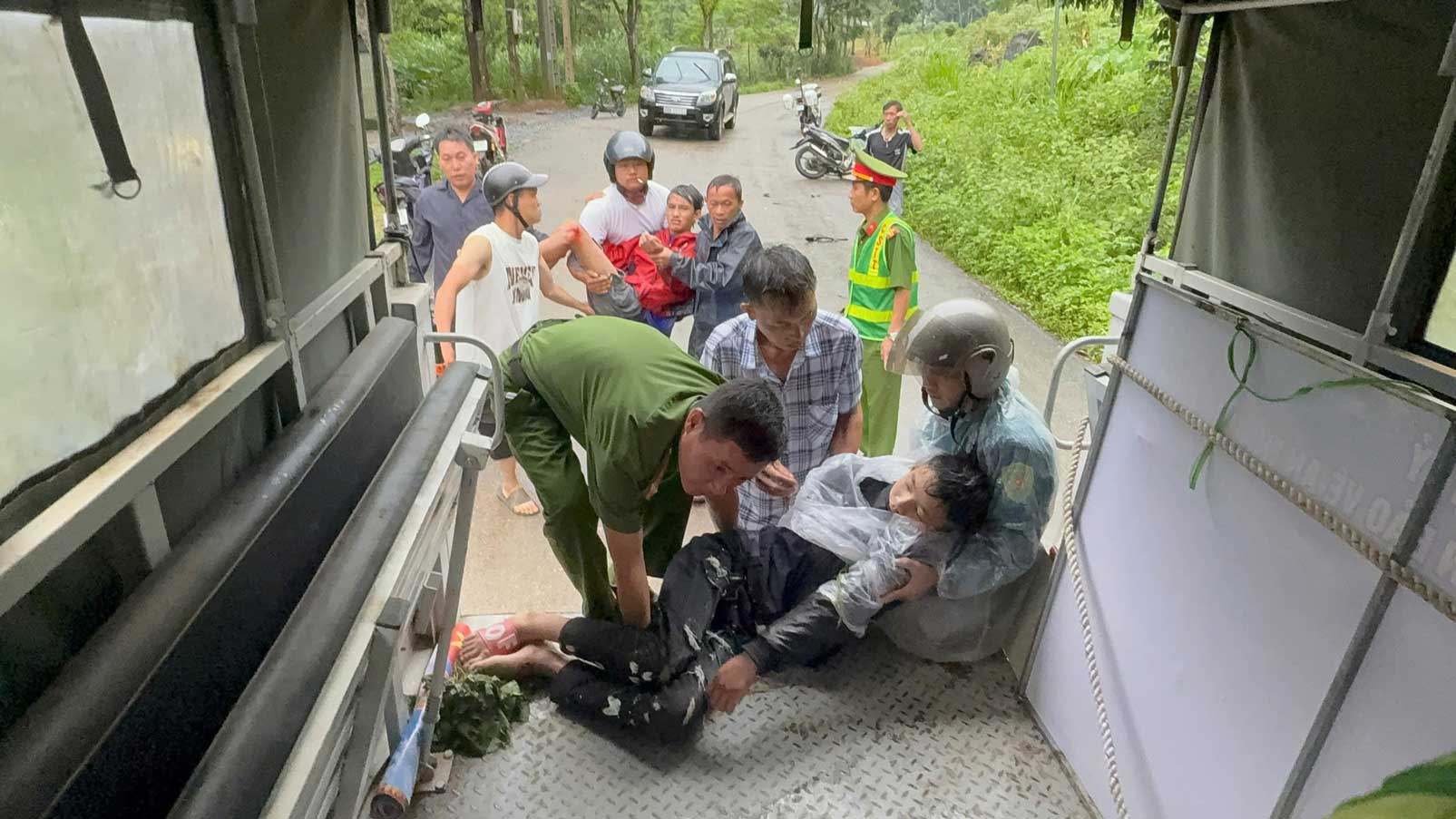 Local police forces promptly supported and took the victims to the emergency room. Photo: Tuyen Quang Provincial Police