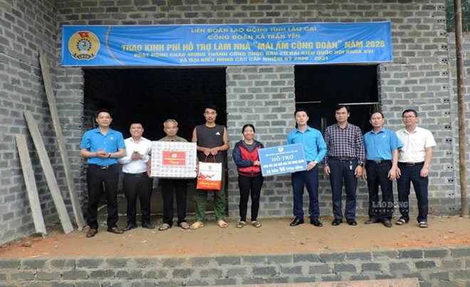 Thường trực LĐLĐ tỉnh Lào Cai trao hỗ trợ Mái ấm Công đoàn cho đoàn viên. Ảnh: Kim Tuyến