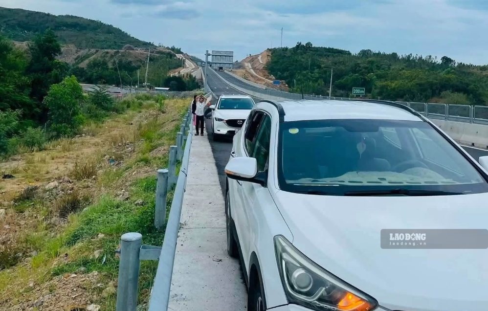 Certains véhicules ont des pneus crevés en roulant sur l'autoroute Chí Thạnh - Vân Phong, tronçon traversant la commune de Tuy An Bắc, province de Đắk Lắk. Photo: Tuy Hòa Young