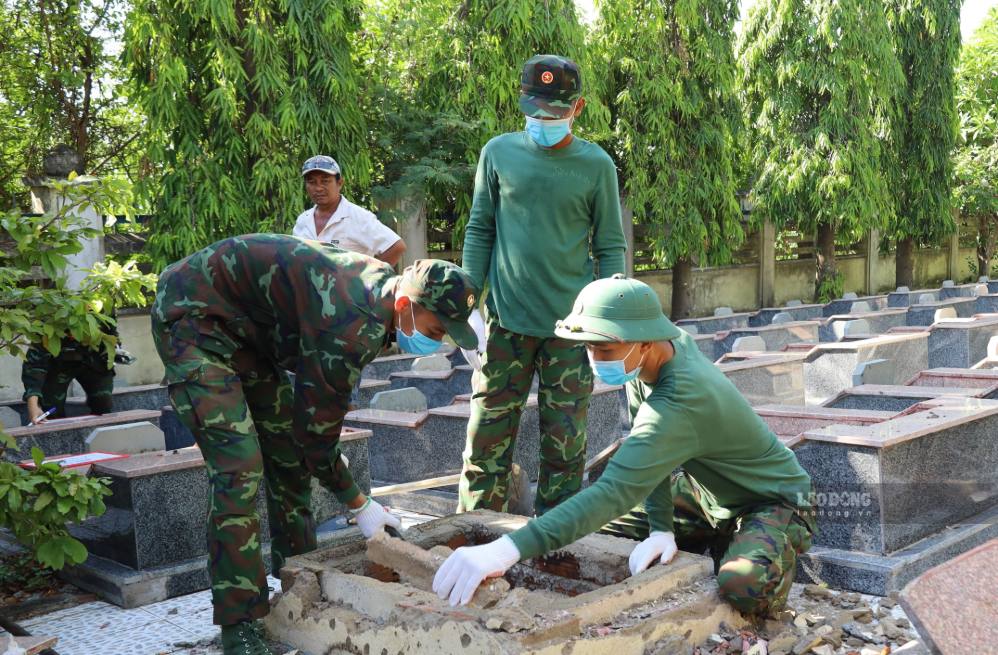 Khanh Hoa a achevé le prélèvement d'échantillons de restes de martyrs non recensés dans 5 des 7 cimetières de martyrs. Photo: Phuong Linh
