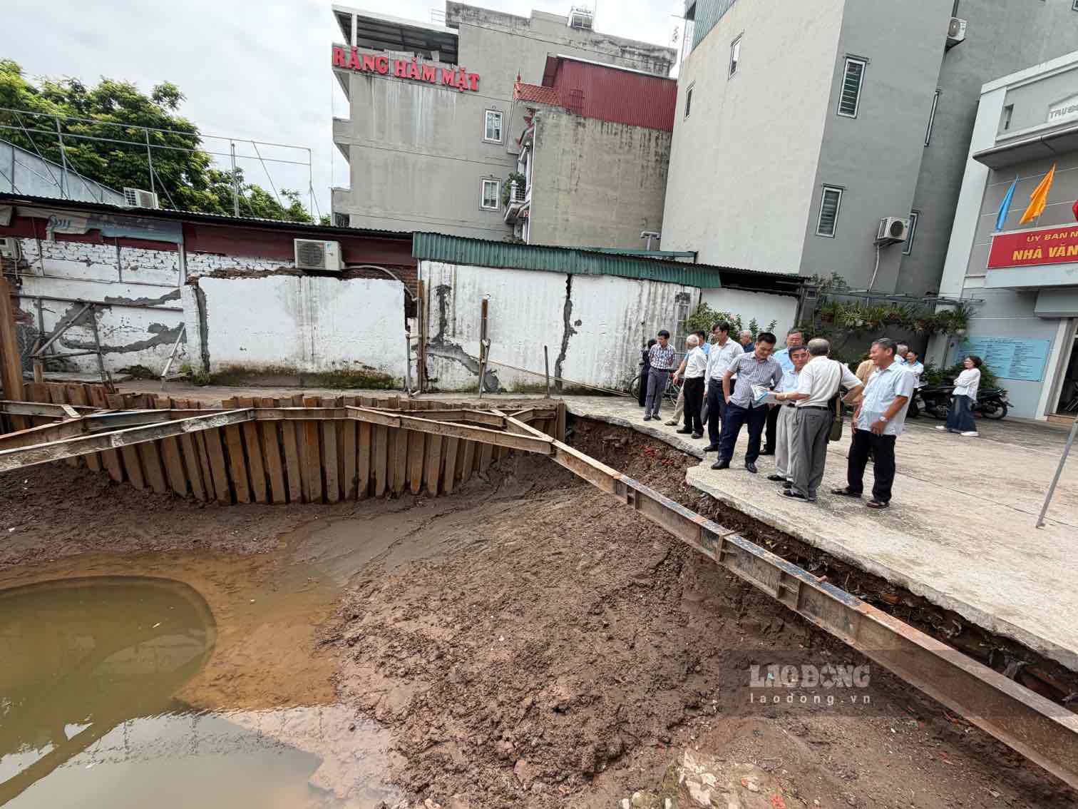 Hố khai quật được mở bên trong sân bê tông Nhà văn hóa Tổ dân phố số 5, phường Long Biên. Ảnh: Hoài Anh