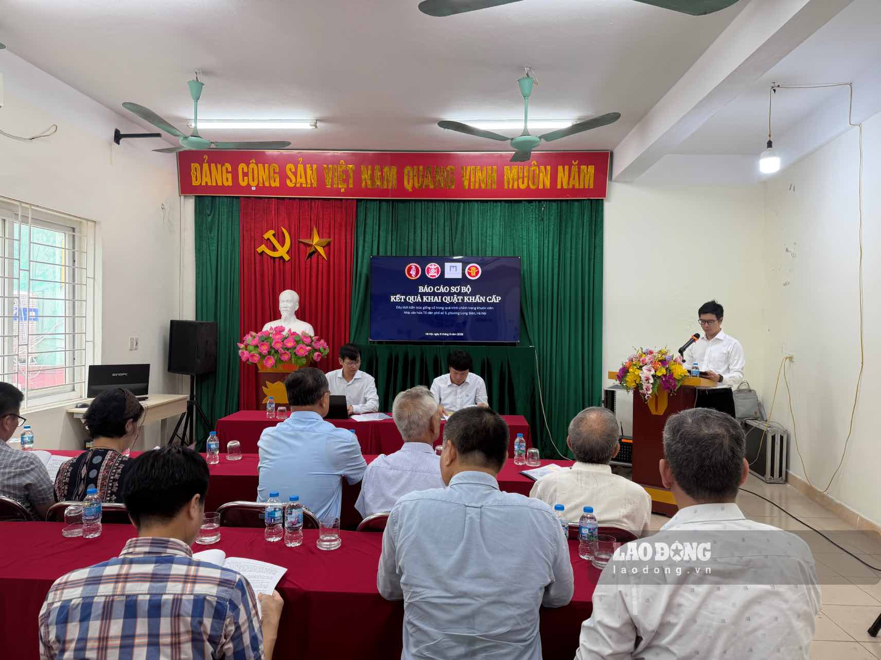 TS. Nguyễn Hữu Mạnh - Phụ trách Bảo tàng Lịch sử và Văn hoá (kiêm Phó Trưởng khoa Lịch sử và Văn hoá, Trường Đại học Khoa học Xã hội và Nhân văn) thông tin tại hội nghị. Ảnh: Hoài Anh