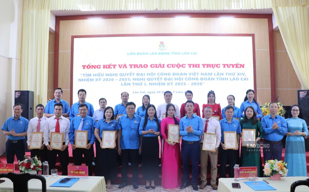The Standing Committee of the Lao Cai Provincial Labor Federation awarded prizes to collectives and individuals who won prizes in the contest. Photo: Hoai Thu