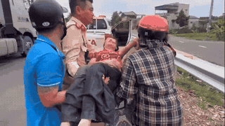 Thanh Hoa traffic police promptly rescue a woman in critical condition on National Highway 45. Photo: Thanh Hoa traffic police