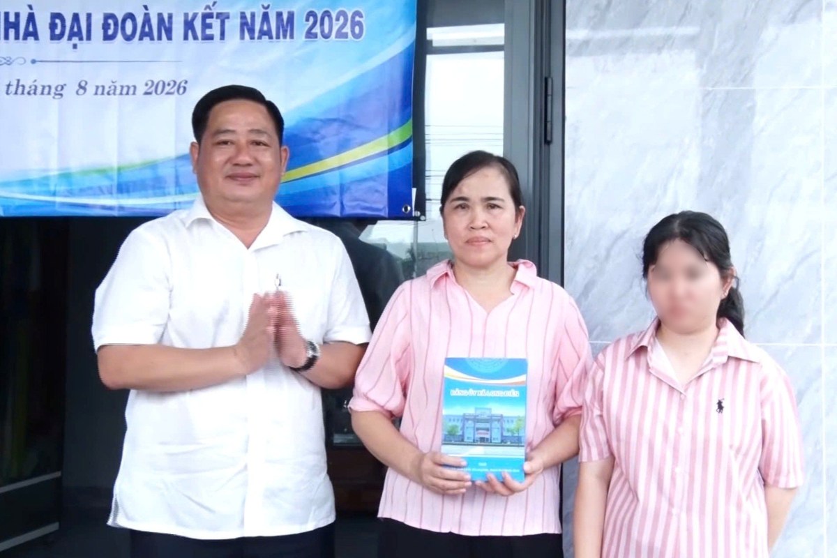 Handing over houses of great solidarity that have just completed repairs with a cost of 70 million VND to households in difficult circumstances. Photo: Fatherland Front Committee of Long Dien commune