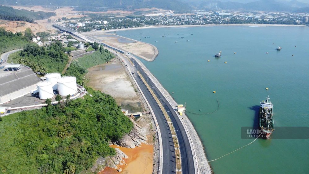 The 11th Da Nang City People's Council has officially approved the draft Resolution on the policy of investing in the remaining shared infrastructure part of the Lien Chieu Port Project. Photo: Nguyen Linh