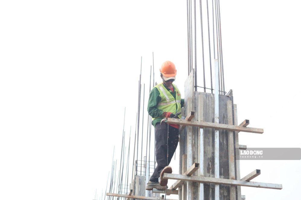 Workers constructing the border school project in Quang Ngai. Photo Thanh Tuan
