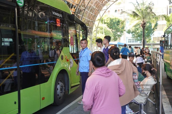 Passengers catch a bus at Saigon Bus Station. Photo: Nhu Quynh