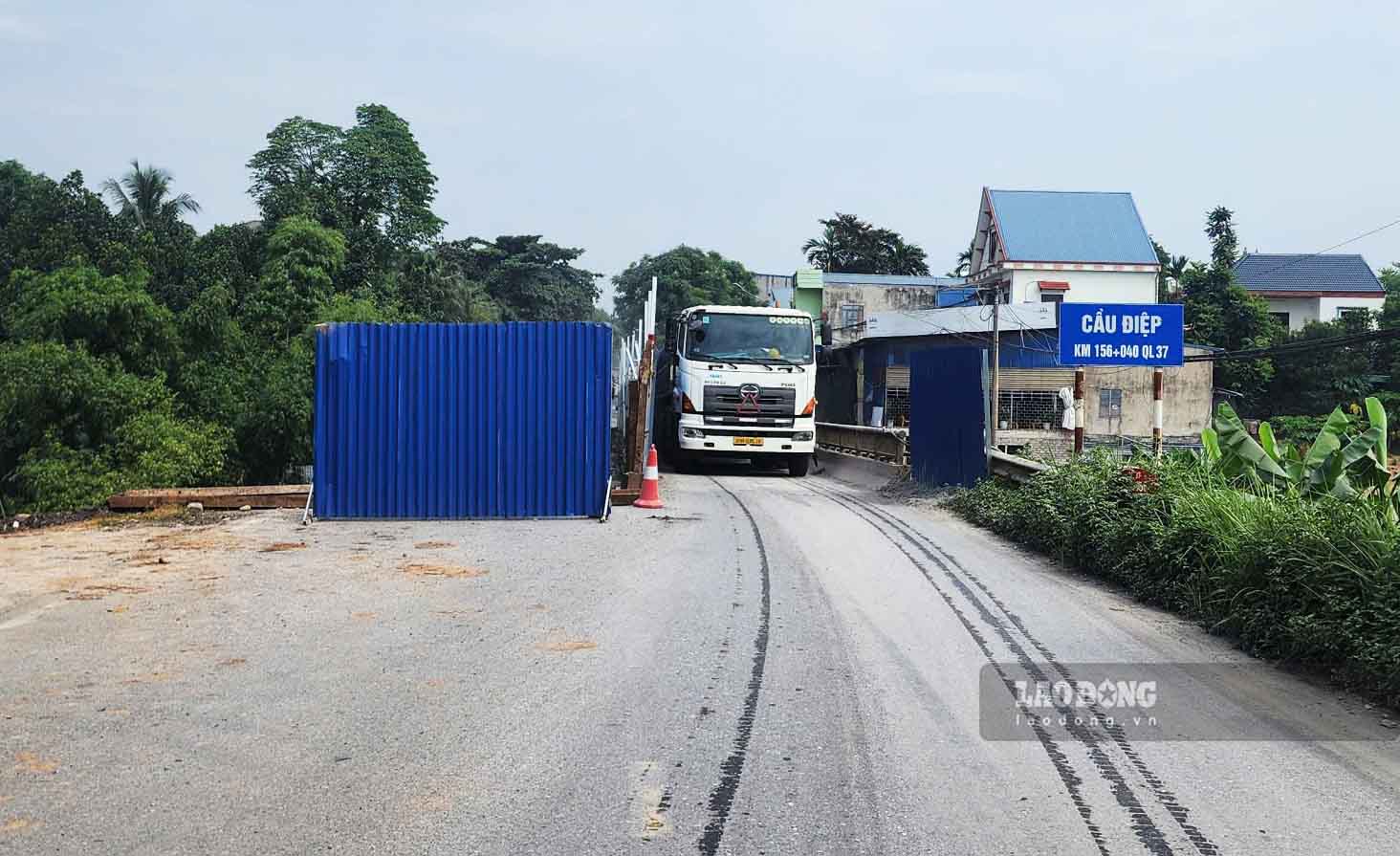 Phương tiện lưu thông 1 chiều qua 1/2 bề mặt cầu cũ, tuyến QL.37 có lưu lượng giao thông lớn. Ảnh: Nguyễn Tùng.