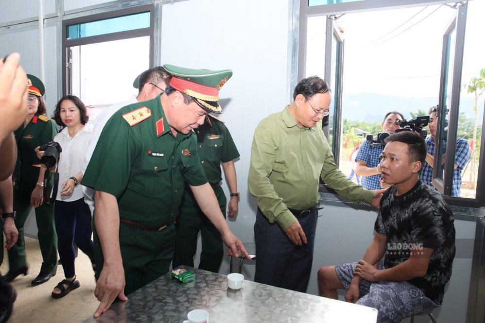 Bí thư Tỉnh uỷ Lai Châu Lê Minh Ngân phát biểu tại buổi lễ và sau đó ghé thăm một hộ gia đình vừa nhận nhà tái định cư. Ảnh: Anh Sơn