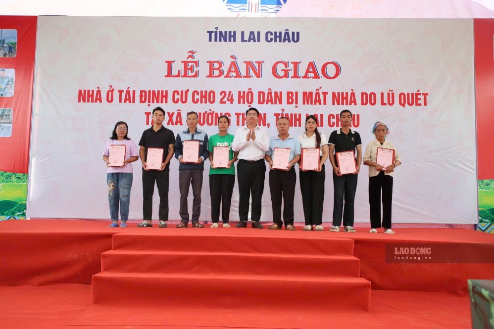 Các hộ dân nhận giấy chứng nhận bàn giao nha tái định cư. Ảnh: Anh Sơn