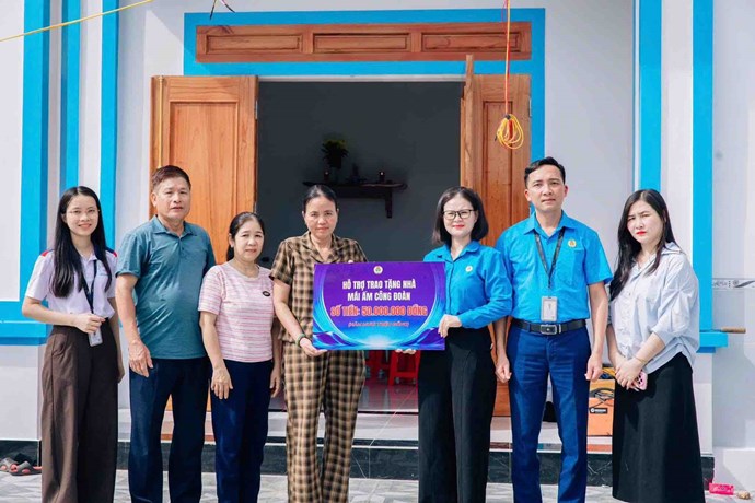 Liên đoàn Lao động tỉnh hỗ trợ 50 triệu đồng từ chương trình "Mái ấm Công đoàn" giúp đoàn viên có hoàn cảnh khó khăn. Ảnh: Công đoàn Nghệ An