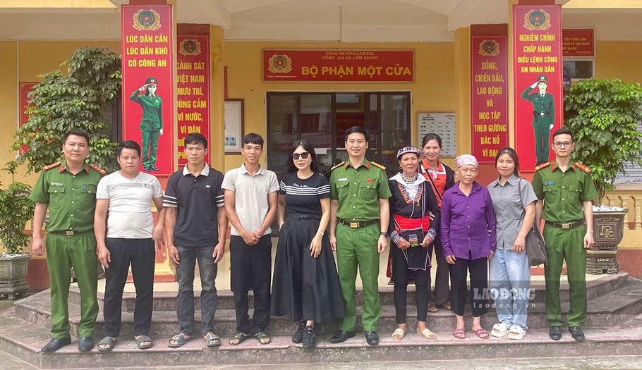 Chị Triệu Thị Chíp (mặc trang phục dân tộc Dao) đoàn tụ với chị Hà Thị Huân (đeo kính đen) và gia đình sau 48 năm thất lạc. Ảnh: Thiên Bình