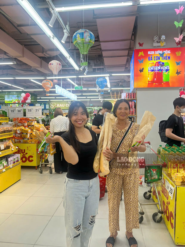 Chị Triệu Thị Chíp (áo vàng) được gia đình đưa đi chơi ở quê Hưng Yên