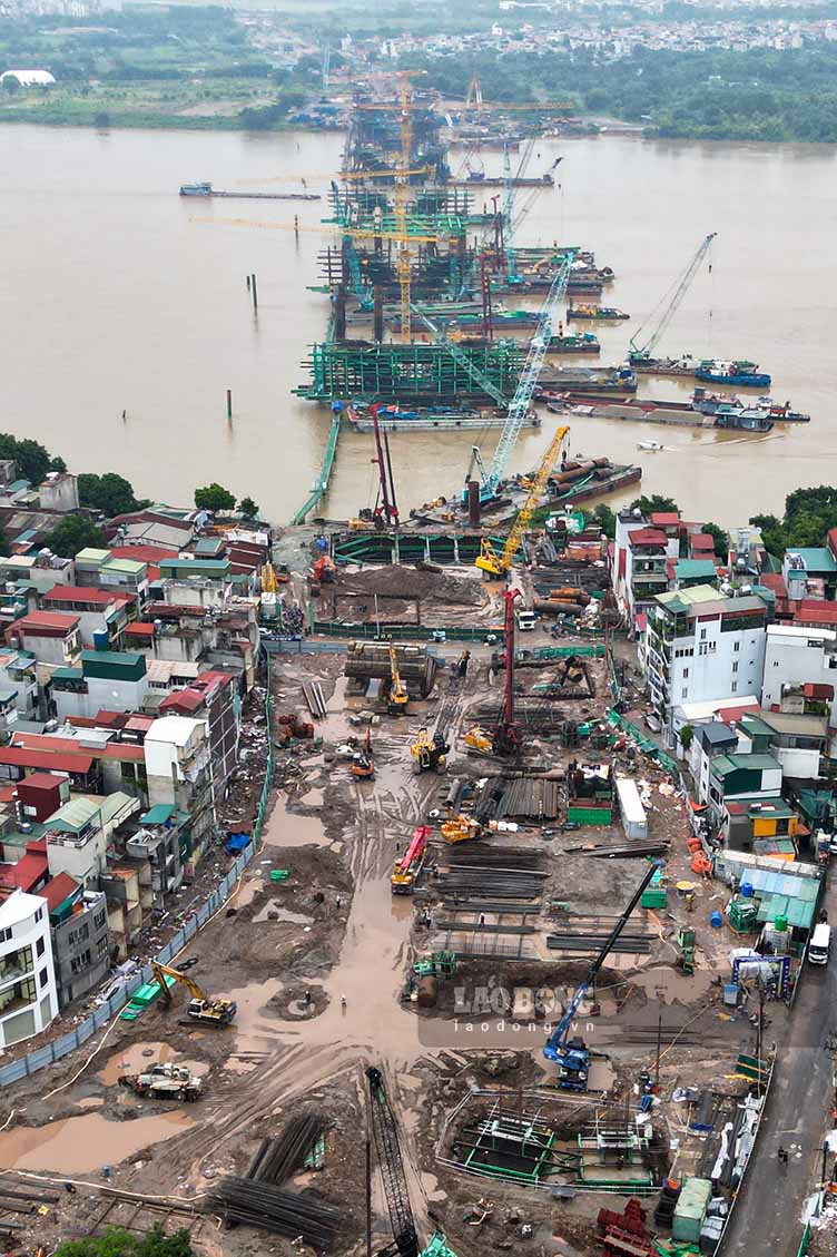 Trong những ngày đầu tháng 8, không khí tại khu vực triển khai dự án cầu Trần Hưng Đạo trở nên nhộn nhịp. Bên cạnh công trường thi công khẩn trương, nhiều hộ dân thuộc diện thu hồi một phần đất tại phường Hồng Hà cũng tất bật sửa chữa, cải tạo nhà cửa để sớm ổn định cuộc sống.