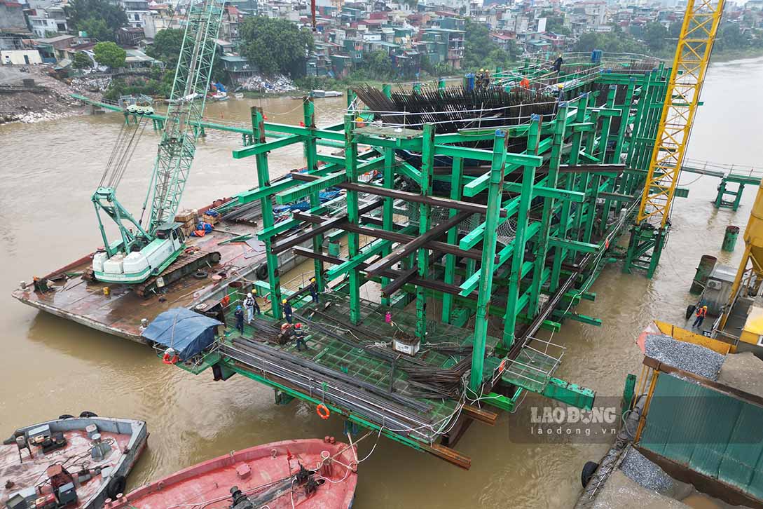Đến nay, nhà thầu đã hoàn thành 100% hạng mục cọc khoan nhồi với 128/128 cọc và hoàn thành 6/7 bệ trụ của cầu chính. Đây là những hạng mục nền móng quan trọng, tạo tiền đề để triển khai thi công phần thân trụ và kết cấu phía trên trong các giai đoạn tiếp theo, hướng tới mục tiêu hoàn thành dự án theo kế hoạch.