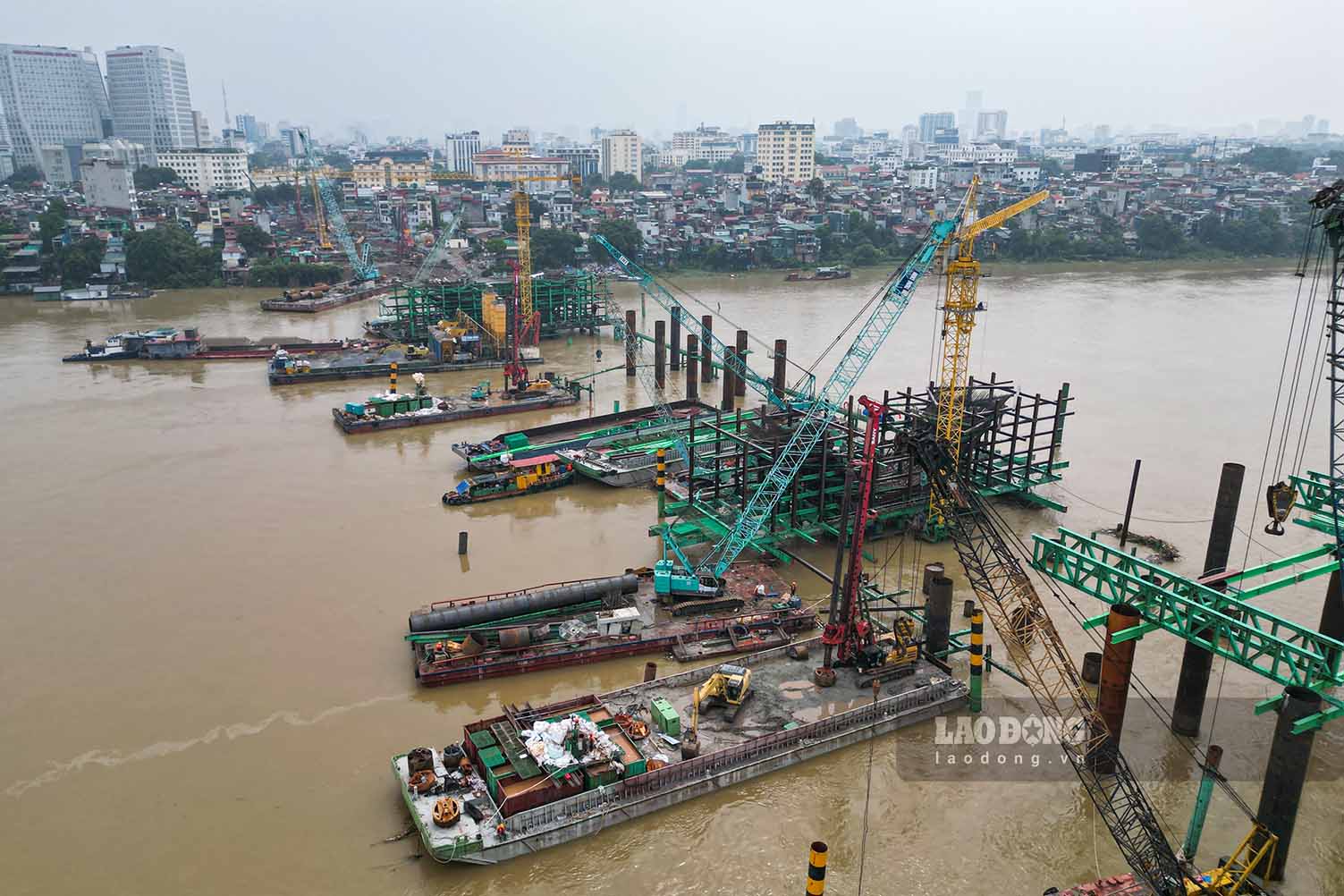 Dự án đầu tư xây dựng cầu Trần Hưng Đạo là công trình giao thông trọng điểm của Hà Nội, có tổng mức đầu tư hơn 16.200 tỉ đồng. Công trình dài khoảng 4,18 km, điểm đầu kết nối khu vực ngã 5 Trần Hưng Đạo - Trần Thánh Tông, điểm cuối nối với đường Nguyễn Sơn, góp phần tăng kết nối giữa hai bờ sông Hồng và giảm áp lực cho các cây cầu hiện hữu.