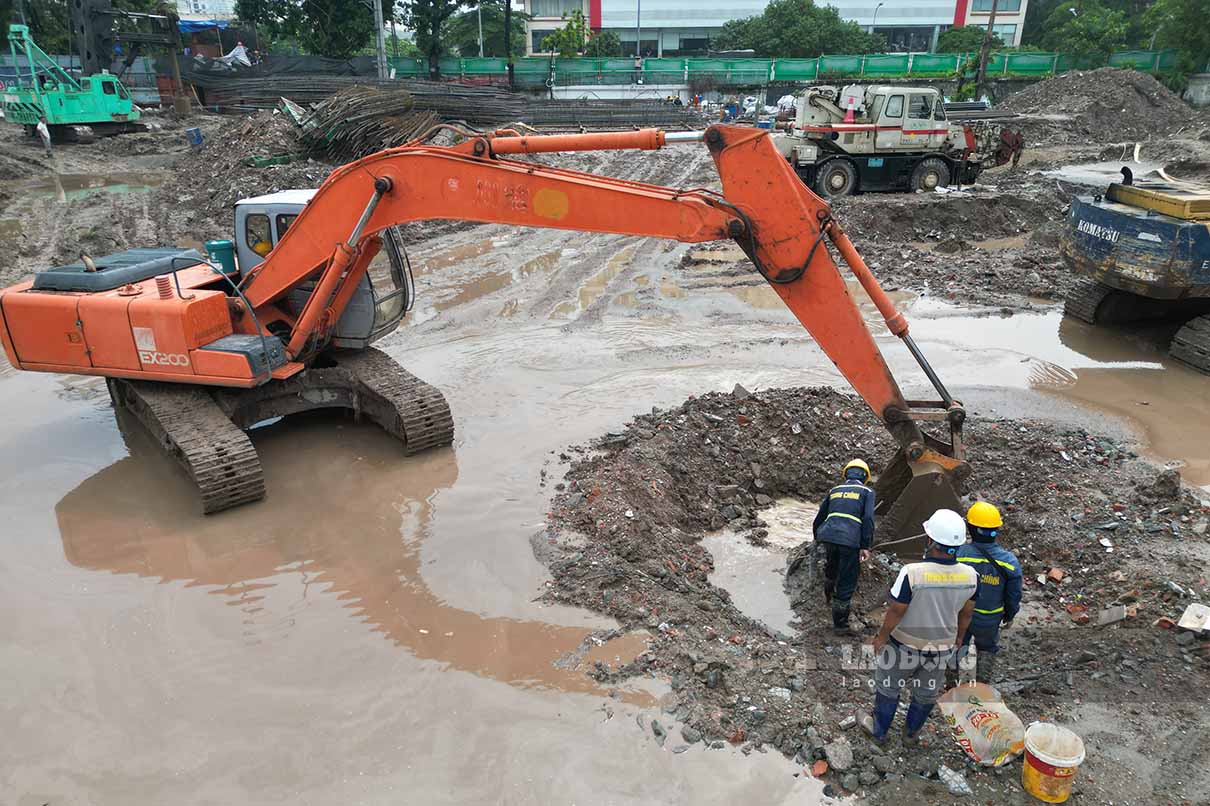 Trong khi khu dân cư dần thích nghi với diện mạo mới, công trường cầu Trần Hưng Đạo vẫn duy trì tiến độ thi công. Trao đổi với Lao Động, đại diện Tập đoàn Sun Group - nhà đầu tư dự án theo hình thức đối tác công tư (PPP) - cho biết công trình cơ bản bám sát kế hoạch đề ra.