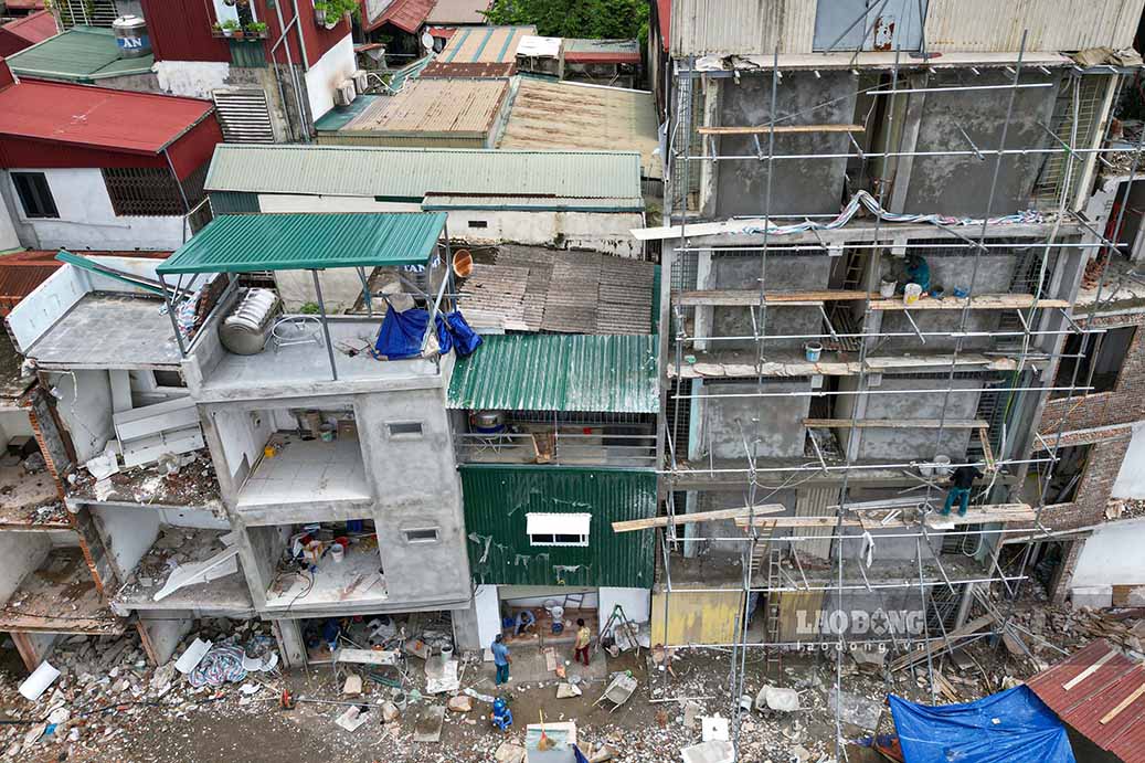 Một người dân trú trên phố Nguyễn Khoái cho biết, gia đình đã bị thu hồi gần một nửa diện tích ngôi nhà. Sau khi nhận bàn giao mặt bằng, gia đình phải sửa lại toàn bộ mặt tiền và gia cố phần còn lại để bảo đảm an toàn. Tuy nhiên, chỉ làm ở mức vừa đủ vì vẫn chờ quy hoạch tiếp theo.