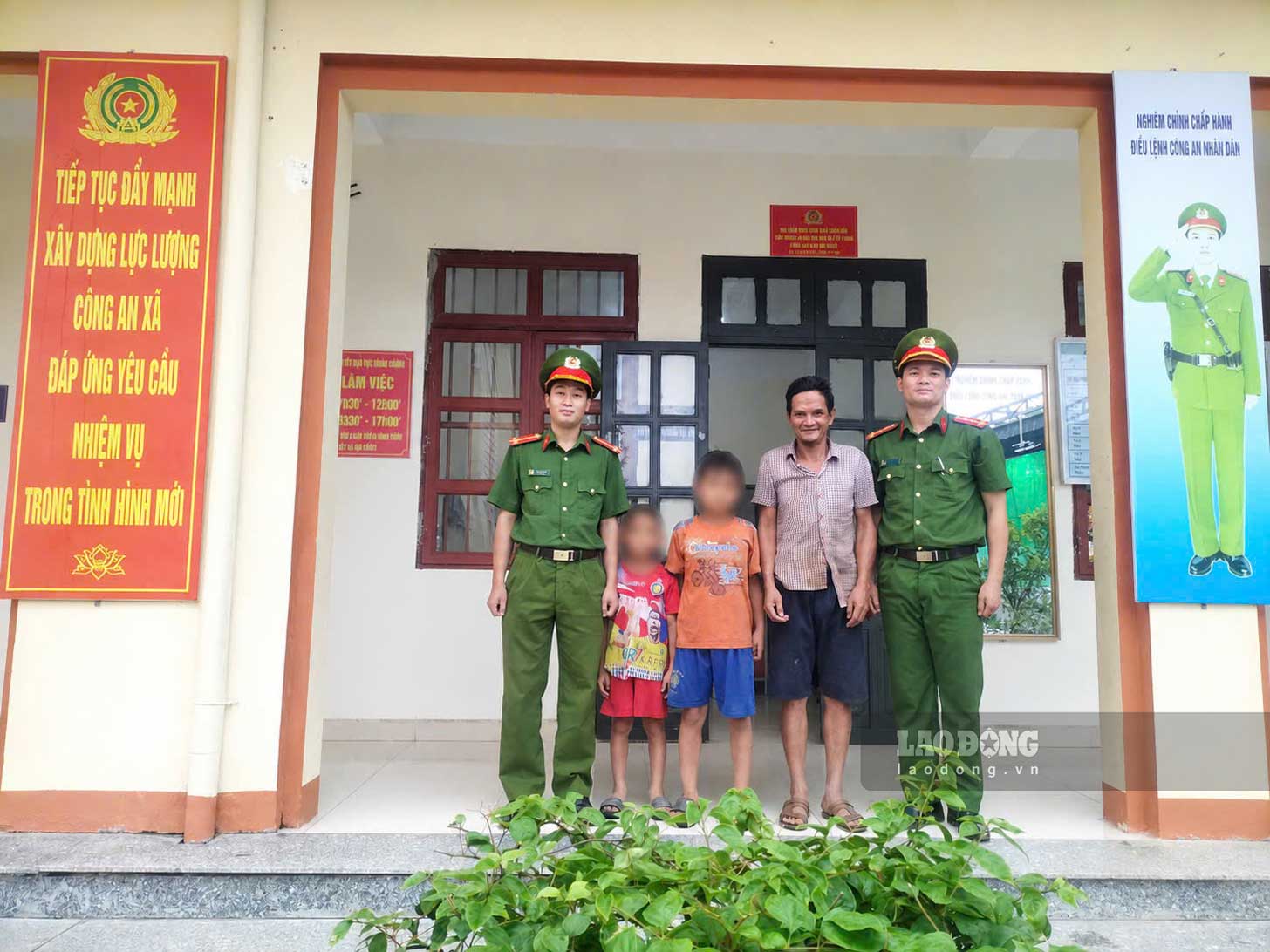Handing over the children to their families at the A Mu Sung Commune Police headquarters. Photo: Quynh Trang