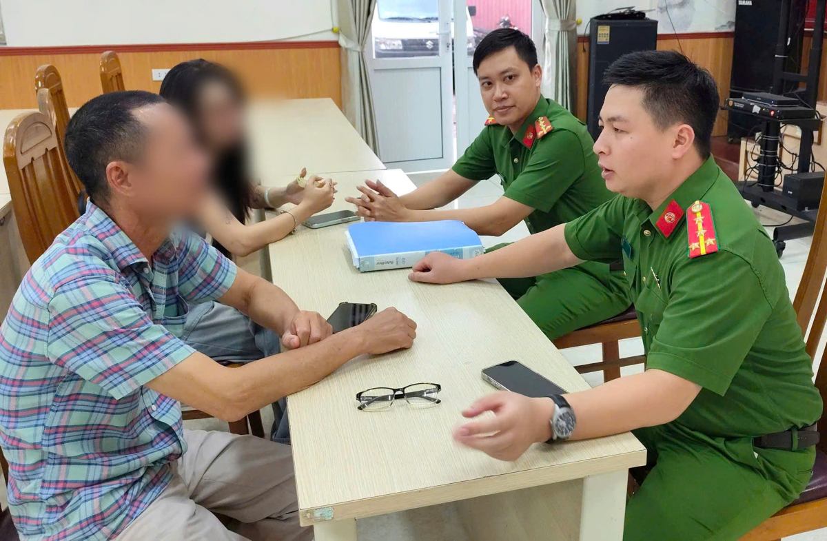 Cán bộ Công an phường Lê Chân giải thích cho ông L.V.L các phương thức, thủ đoạn lừa đảo trên không gian mạng. Ảnh: Công an TP Hải Phòng