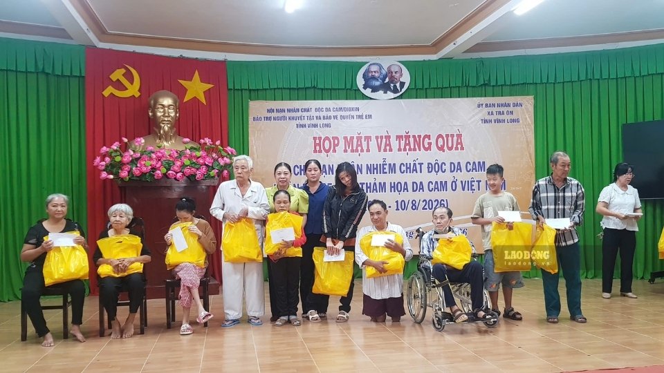 Representatives of the Vinh Long Provincial Association for Victims of Agent Orange/Dioxin present gifts to victims on the occasion of the 65th anniversary of the Agent Orange disaster in Vietnam. Photo: Hoang Loc