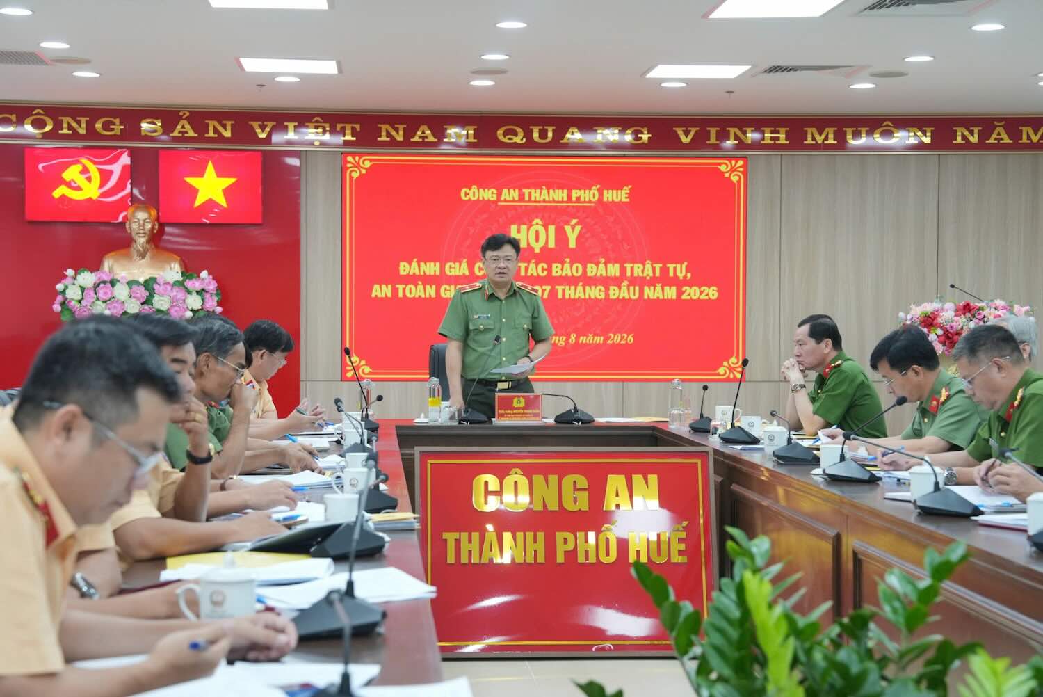 グエン・タイン・トゥアン少将 - フエ市警察署長は、建国記念日と開校式の交通違反の取り締まり強化を要請しました。写真:フエ市警察.