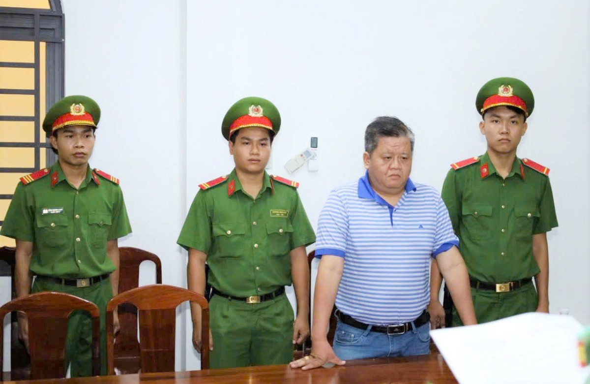 Cơ quan An ninh điều tra tống đạt quyết định khởi tố đối với Võ Xuân Trường. Ảnh: Công an TP Cần Thơ
