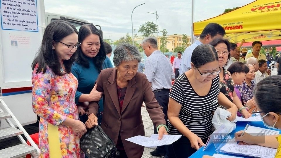 Ms. Nguyen Thi Be Muoi - Vice Chairwoman of Vinh Long Provincial People's Committee and Dr. Ho Thi Thu Hang - Director of Vinh Long Provincial Department of Health cordially visited and encouraged people to come for free health check-ups. Photo: Hoang Loc
