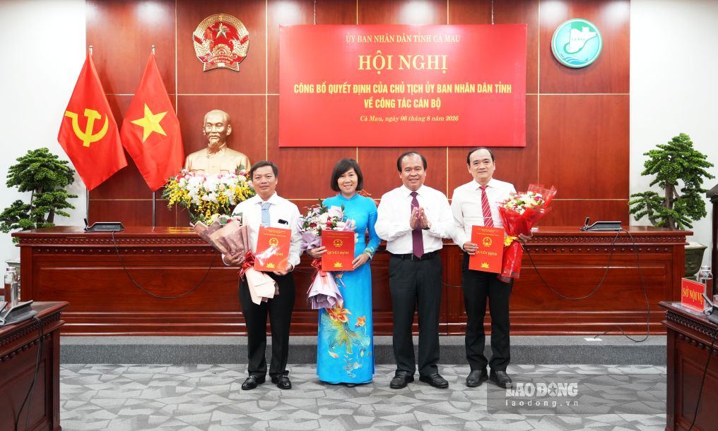 Vice Chairman of Ca Mau Provincial People's Committee presents decisions to deputy directors of departments. Photo: Nhat Ho