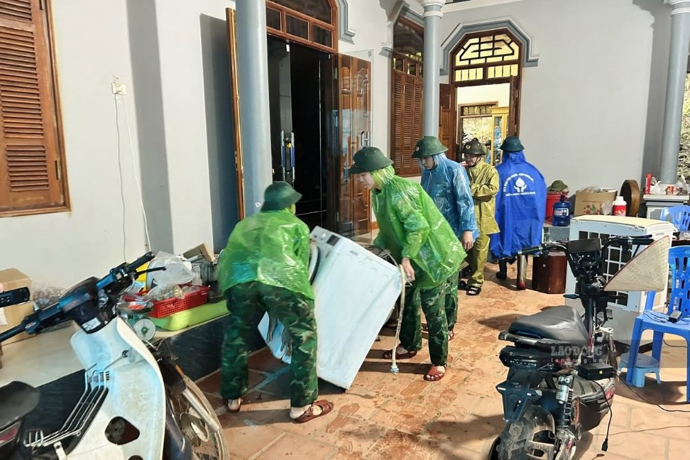 Cán bộ, chiến sĩ ĐBP Chiềng Sơn di dời toàn bộ tài sản, vật dụng của người dân xã Chiềng Sơn bị sạt lở đến nơi an toàn. Ảnh: Song Linh